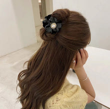 Load image into Gallery viewer, Elegant Retro Flowers Pearl Hair Clip Clamp Fashion Ponytail Crab Claw Woman Girl Hair Accessories