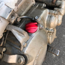 Load image into Gallery viewer, M20x2.5mm CNC Motorcycle Oil Filler Cap Engine Oil Filler Screw Cover Plug For Honda CR125r CRF150R CB250F CB400 Yamaha MT09 T-MAX XSR900 Kawasaki ZXR750 Z900RS Suzuki