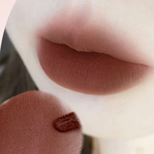 Load image into Gallery viewer, Game Color Matte Lip Glaze Not Easy To Stick To Cup Lip Glaze Natural Non Sticky Matte Velvet Lip Mud Women Cosmetics Lip Gloss