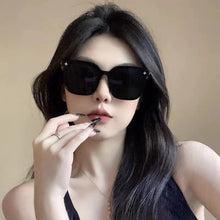 Load image into Gallery viewer, 1Pc Cool Gold Chain Oversized Square Sunglasses for Women UV400 Anti Radiation Vacation Driving Eyewear Ornaments