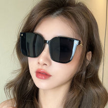 Load image into Gallery viewer, 1Pc Cool Gold Chain Oversized Square Sunglasses for Women UV400 Anti Radiation Vacation Driving Eyewear Ornaments