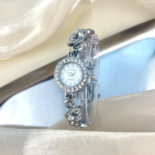 Load image into Gallery viewer, Retro Quartz Watch With Swam Shape Strap Ladies Bracelet Watches Women High Quality Silver Wristwatch Vintage Female Clock
