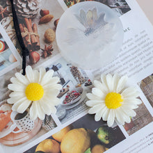 Load image into Gallery viewer, Daisy Scented Candle Daisy Silicone Candle Mold Aromatherapy Soap Mold for Candle Making Kit DIY Flower Handmade Candle Mold