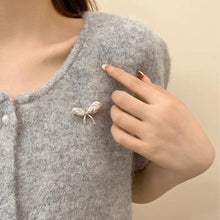 Load image into Gallery viewer, Fashion Flying Butterfly Brooch For Women Luxury Crystal Tassel Lapel Pins Animal Insect Brooches Beautiful Wedding Jewelry Lovely Accessories