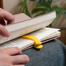 Load image into Gallery viewer, Silicone Bookmark Clip Automatically Follows Notebook Page Divider with Pen Holder Page Flipping for School