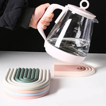 Load image into Gallery viewer, Rainbow Silicone Heat-insulation Pad Detachable Spliceable Durable High Temperature Resistant Household Dining Heat-resistant Mat