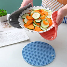 Load image into Gallery viewer, Stylish Practical Honeycomb Shaped Mats Heat Resistant Silicone Trivet Protect Your Countertops with Stylish Placemat