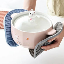 Load image into Gallery viewer, Stylish Practical Honeycomb Shaped Mats Heat Resistant Silicone Trivet Protect Your Countertops with Stylish Placemat