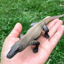 Load image into Gallery viewer, Realistic Lizard Statue Green Iguana Frilled Monitor Lizard Collectible Desktop Display Educational Tool For Kids Animal Enthusiasts Science Classroom