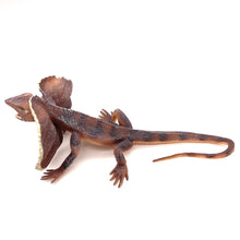 Load image into Gallery viewer, Realistic Lizard Statue Green Iguana Frilled Monitor Lizard Collectible Desktop Display Educational Tool For Kids Animal Enthusiasts Science Classroom