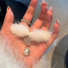 Load image into Gallery viewer, Women Sexy Elegant Plush Velvet Choker Snowflake Pearl Feather Tassel Necklace Fashion Clavicle Collarbone Chain Party Club Wedding Holiday Jewelry