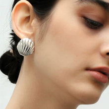 Load image into Gallery viewer, Alloy Metal Glossy Surface Shell Fan Shaped Stud Earrings Vintage Geometric Ocean Style Women Daily Trendy Jewelry