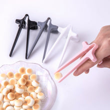 Load image into Gallery viewer, 1Pc Hands-free Snack Chopstick Play Games Finger Chopsticks Easy to Use Plastic Multifunctional Snack Clip Convenient Tong for Gaming