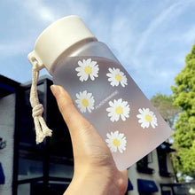 Load image into Gallery viewer, 500ml Daisy Water Bottle Transparent Plastic Water Bottle BPA Free Outdoor Sport Water Cup Summer Student Portable Mug with Rope
