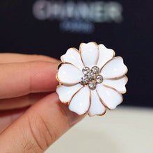 Load image into Gallery viewer, Diamond Flower Car Air Conditioner Vent Daisy Perfume Clip Exquisite Decoration Car Air Outlet Fragrant Perfume Clip
