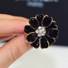 Load image into Gallery viewer, Diamond Flower Car Air Conditioner Vent Daisy Perfume Clip Exquisite Decoration Car Air Outlet Fragrant Perfume Clip
