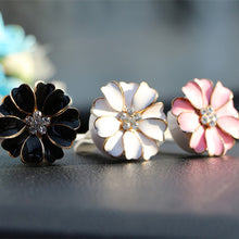 Load image into Gallery viewer, Diamond Flower Car Air Conditioner Vent Daisy Perfume Clip Exquisite Decoration Car Air Outlet Fragrant Perfume Clip
