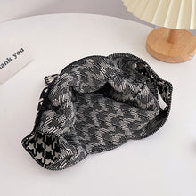 Load image into Gallery viewer, Qianniao Getot Bag Daily Commuter Women's Shoulder Bag Creative Diagonal Handmade Knit Bag Wrist Bag
