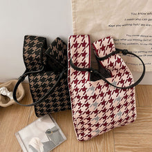 Load image into Gallery viewer, Qianniao Getot Bag Daily Commuter Women's Shoulder Bag Creative Diagonal Handmade Knit Bag Wrist Bag
