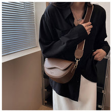 Load image into Gallery viewer, Small Leather Saddle Armpit Bags Vintage Women Shoulder Crossbody Bag Underbag Lady Handbags Vintage Underarm Handbags
