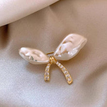 Load image into Gallery viewer, Fashion Flying Butterfly Brooch For Women Luxury Crystal Tassel Lapel Pins Animal Insect Brooches Beautiful Wedding Jewelry Lovely Accessories

