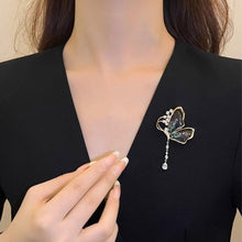 Load image into Gallery viewer, Fashion Flying Butterfly Brooch For Women Luxury Crystal Tassel Lapel Pins Animal Insect Brooches Beautiful Wedding Jewelry Lovely Accessories
