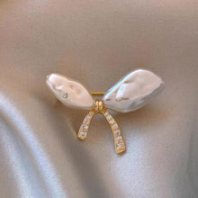Load image into Gallery viewer, Fashion Flying Butterfly Brooch For Women Luxury Crystal Tassel Lapel Pins Animal Insect Brooches Beautiful Wedding Jewelry Lovely Accessories
