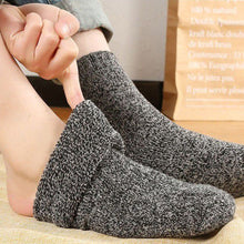 Load image into Gallery viewer, Men's Mid-tube Socks Autumn Winter Thickened Fleeced Warm Looped Stockings Comfortable Breathable Cold Resistant Socks
