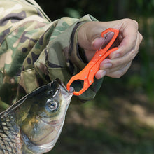 Load image into Gallery viewer, 1PC Portable Lure Carry-On Clamp Fish Mouth Clip Large Opening Design Outdoor Multi-Functional Keychain Glove Clip
