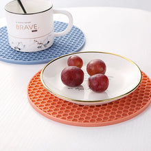 Load image into Gallery viewer, Stylish Practical Honeycomb Shaped Mats Heat Resistant Silicone Trivet Protect Your Countertops with Stylish Placemat
