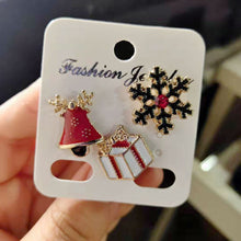 Load image into Gallery viewer, 3pcs/set Christmas Tree Elk Snowman Alloy Brooch Fashionable Christmas Corsage Jewelry Accessory Party Festival Gift
