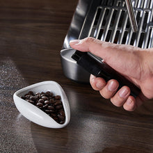 Load image into Gallery viewer, Ceramic Coffee Bean Dosing Cup Spoon Light Spray Bottle Tea Leaves Barista Set Anti-Static Coffee Bean Spray Measuring Tray for Coffee Lovers
