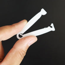 Load image into Gallery viewer, 100Pcs Disposable Livestock Umbilical Cord Clip Farm Animal Umbilical Stalk Clamp Piglet Lamb Calf Umbilical Cord Clipper Farm Supplies

