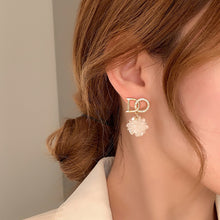 Load image into Gallery viewer, Korea Women S925 Silver Needle Pearl Earrings Micro Diamond Inlaid Flower Earrings

