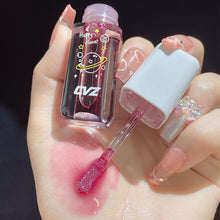 Load image into Gallery viewer, Lip Oil Moisturizing Female Transparent Exfoliating Dead Skin Fade Lip Texture Lipstick Autumn and Winter Toot Lip Gloss
