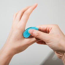 Load image into Gallery viewer, Wearable Finger Joint Acupoint Massager Clip Portable Hand Massager Health Care Acupoint Massage Tool
